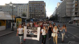 Πορεία και διαμαρτυρία έξω από την Κυπριακή Πρεσβεία για την κακοποίηση του σκύλου Μπίλλυ (βίντεο)